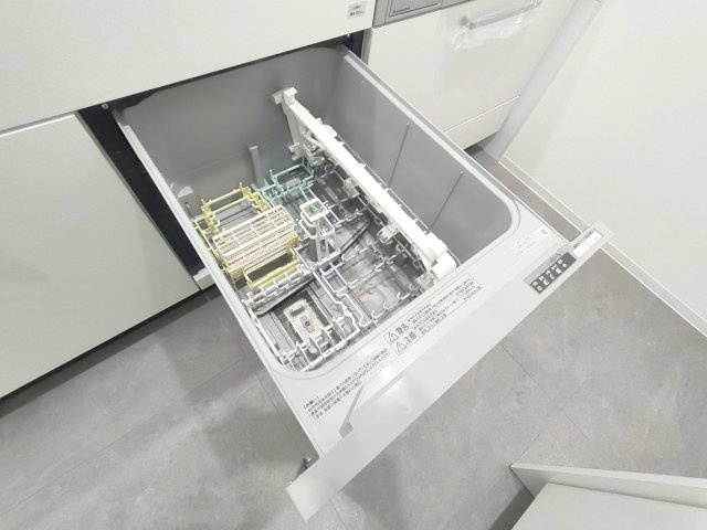 【食洗器】　手肌に優しく、家事の時短にもなる食洗機を完備。