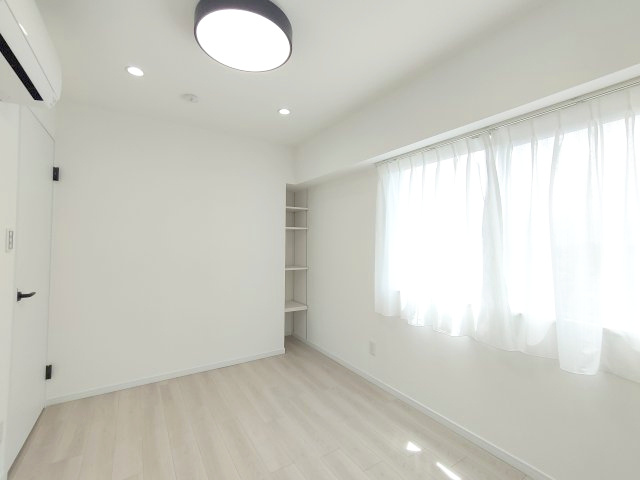 【洋室約5.1帖】　広々とした洋室。主寝室や子ども部屋にいかがでしょうか？