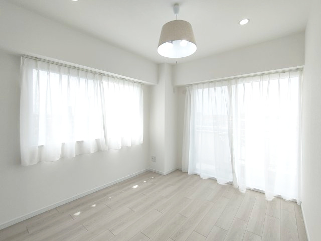 【洋室約6.0帖】　ゆったりサイズの洋室は、主寝室にいかがでしょうか？