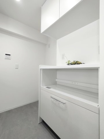 【カップボード】　カップボードはキッチンとお揃いで全体の高級感が一気に増します。キッチン回りがしっかりと片付く、スライド式収納を採用。お料理時間が楽しくなりますね。