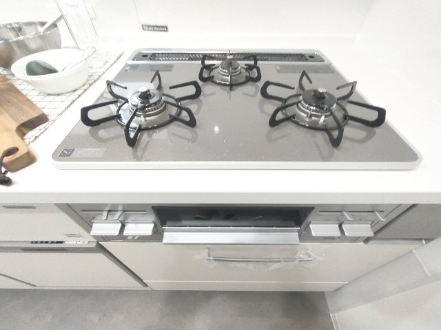 【3口コンロ】　3口コンロ、グリル付きでお料理のレパートリーも増えそうです。