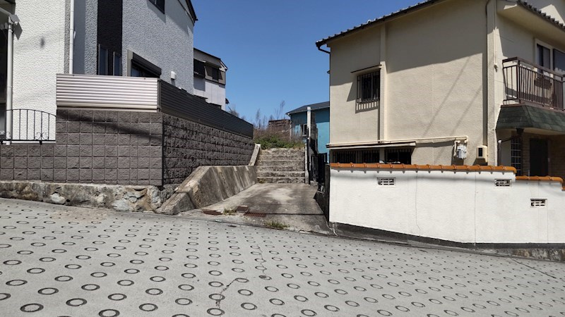 前面道路を含む外観写真です。