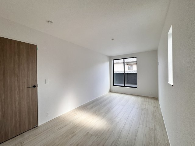 2F　約8.2帖の洋室は二面採光で明るくバルコニーへ行き来もできますよ。