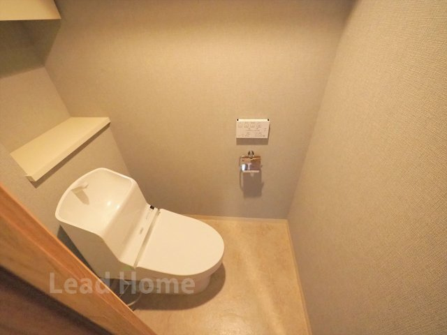 すっきりとした清潔感のあるトイレ空間です。温水洗浄便座付きで毎日快適にご利用いただけます！