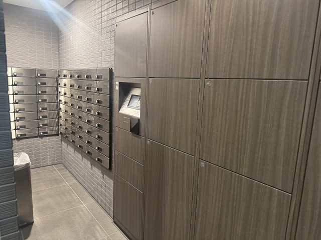 シックな木目調デザインの宅配ボックスを完備。外出時や在宅ワーク中で手が離せない時でも、再配達のストレスなくスムーズに荷物を受け取れます。ネットショッピングを頻繁に利用するご家族にも便利です♪