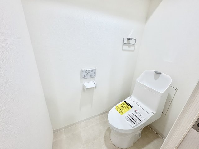 温水洗浄便座付トイレ新調しています。お掃除しやすい様ウォシュレットのリモコンは壁面に配置しています