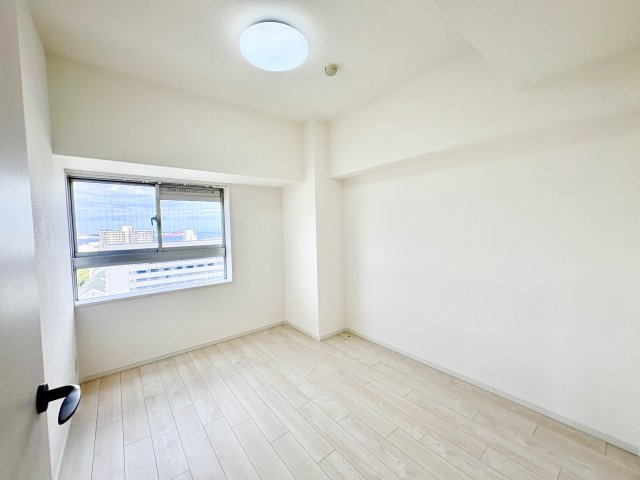 洋室約5．4帖　すべての窓から海がみえます　クロス、フローリングは全室張替済です