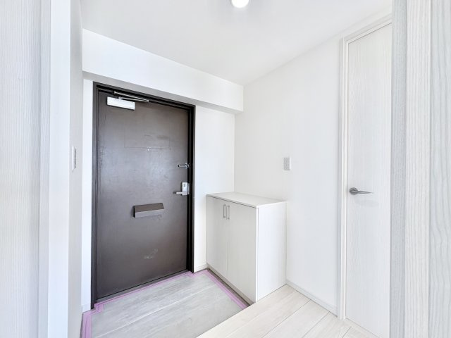 プライバシー性の高い横向きの玄関で、居室も正方形に近く有効に使える部分が多いです。
