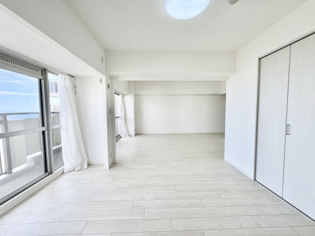 南面に間口の大きなリビングで陽当たり、眺望良好です。