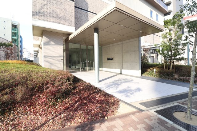 【エントランス外観】ゆったりとしたキャノピーが印象的なマンション玄関口。落ち着いた風情と溢れる風格！