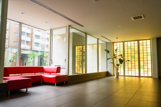 【エントランスホール】シーズンズガーデンにせり出した憩いの空間「ガーデンラグーン」！