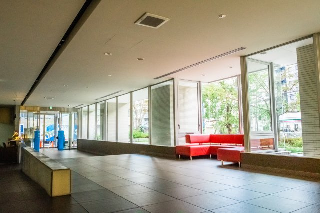 【エントランスホール】四季折々の風情との一体感。都心の喧噪をふと忘れさせ、安らぎを与えてくれます。