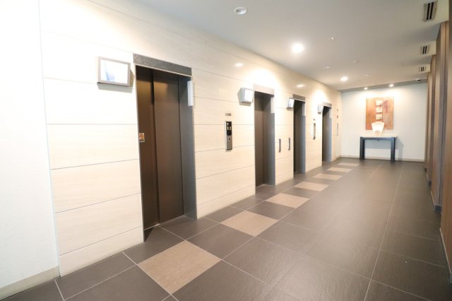 【エレベーターホール】待ち時間をも憩いに変える優雅なデザイン。エレベーターは合計4基ございます！