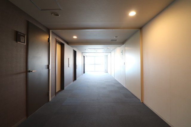 【共用廊下】ホテルライクで落ち着いた雰囲気の、ゆとりある内廊下です！