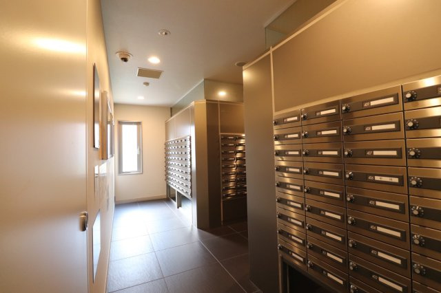 【メールコーナー】シンプルなデザインで使いやすい郵便受けです。宅配ボックスもございます！