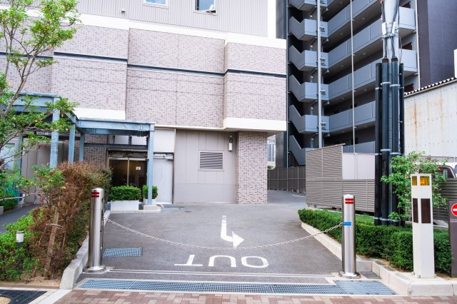 【敷地内駐車場】きちんと整備されたきれいな駐車場です！十分な広さがあり、車の出し入れもスムーズ！