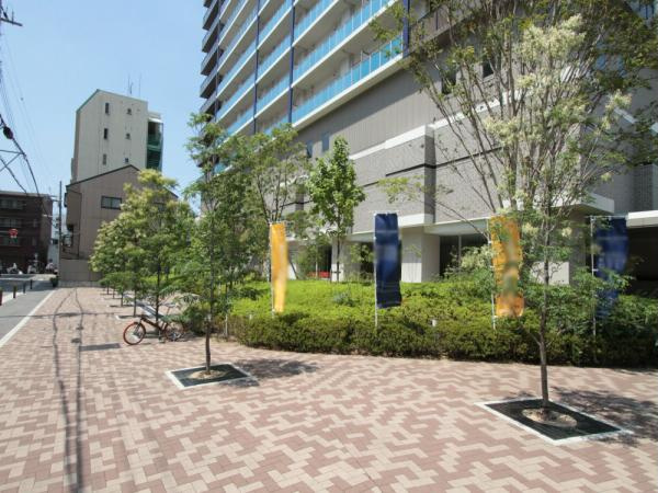 【周辺】豊かな緑のあるラグジュアリー空間。マンションの周りには、ゆったりとした緑地を確保しています。