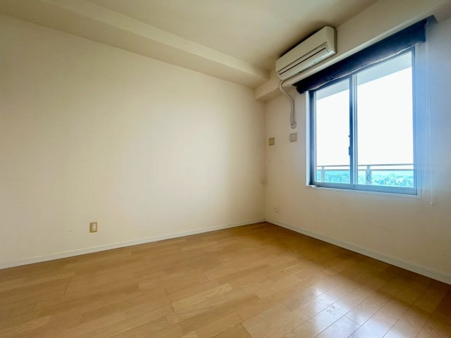 【洋室】約7帖の洋室☆窓があり陽当たり・通風良好◎