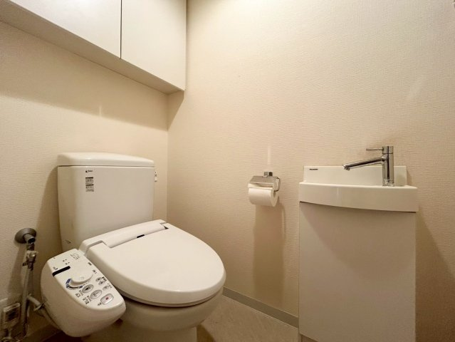 【トイレ】手洗いカウンター完備で衛生面もバッチリです！