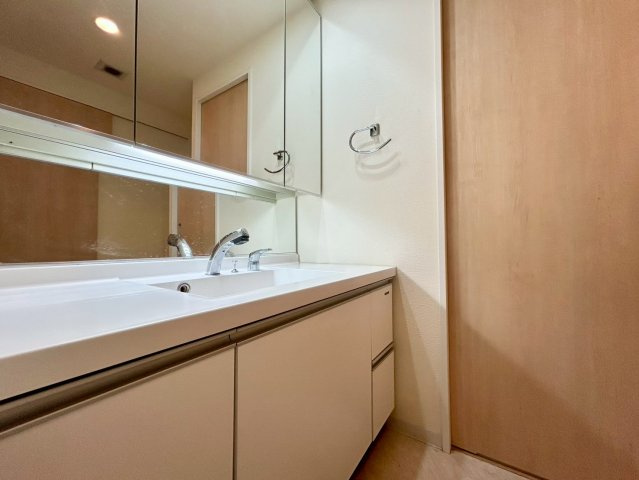 【独立洗面台】三面鏡裏収納や、下部にも収納スペースありで洗面台を綺麗に保てます☆