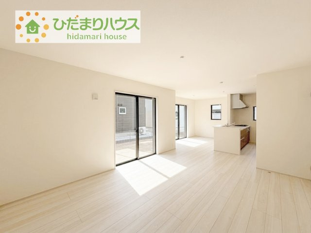 リビングの大きな窓からは、暖かな日の光が降り注ぎます・・・