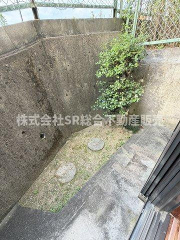 小さいですが庭あります！植木鉢を置いたりできます。