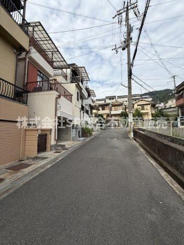 前面道路含む現地写真です