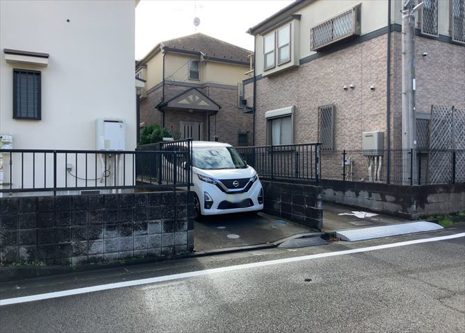 南側道路の場合は長い時間光を入れ込むことができるため、庭やリビングを道路側に持ってくることが多く土地価格も高い傾向にあります。一方北側道路だとリビングや庭が南側になりプライバシーを守ることができます。