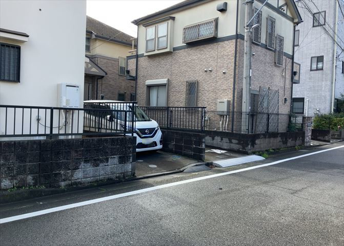 東側道路の場合は居室を南向きに設計しやすいため、朝日が入りやすいというメリットがあります。一方、西側道路も東側同様に居室を南向きに設計しやすいのですが、住宅地だと朝日が入りにくいという弱点があります。