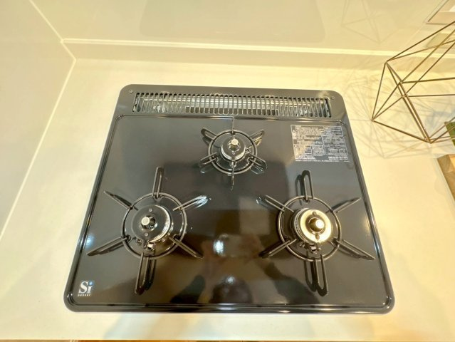 お料理を同時進行できる便利な3口コンロを採用。フラットな天板でお手入れもしやすく清潔に保てます。