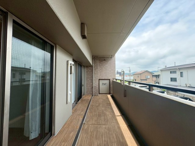 お洗濯物やお布団もたっぷり干せる、幅の広いゆったりとしたバルコニー。風通しも良く快適です。