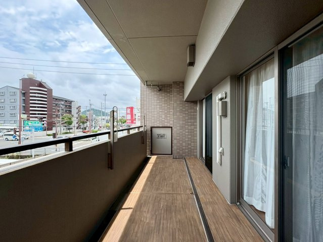 奥行きがあり開放感あふれるバルコニー。お洗濯物や布団もたっぷり干せるので、毎日のお洗濯が快適です。