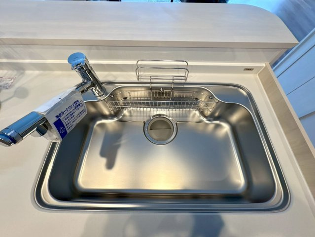 大きな鍋やフライパンも洗いやすい、広々としたシンク。毎日の食器洗いやお料理の準備がはかどります。