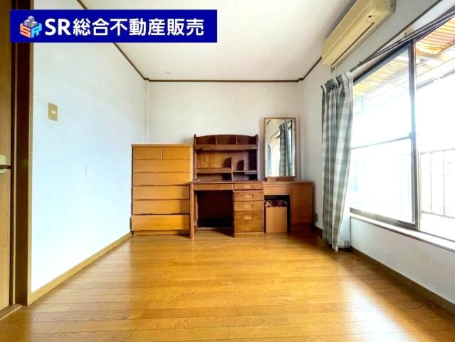 3階洋室西側:子供部屋にぴったりの洋室です。バルコニーへ出入りできます（AIで残置物除去済）