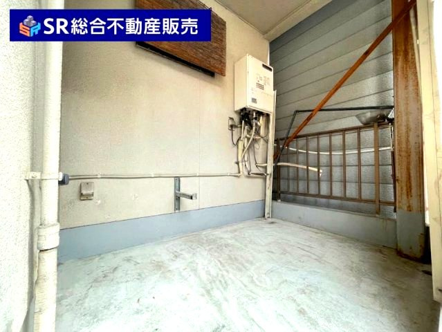 玄関外にはアウトドア用品等の収納に便利なスペースがございます！（AIで残置物除去済）