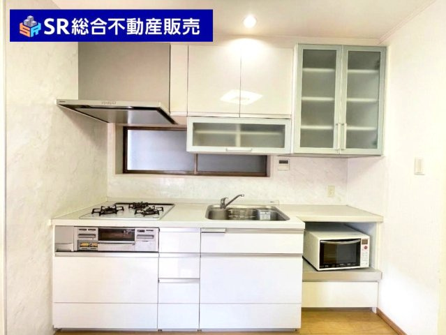 3口ガスシステムキッチンにはグリル付きでお料理快適です！（AIで残置物除去済）