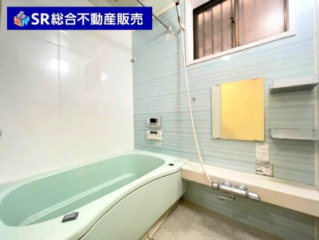 足を伸ばしてゆったりくつろげる浴室です！（AIで残置物除去済）