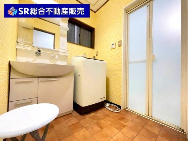 洗面化粧台で朝の身支度に便利です！（AIで残置物除去済）