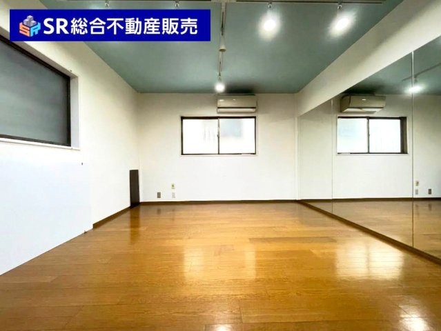 2階LDK:一面に鏡があるので、ヨガやダンス、格闘技の練習などにも使用できるお部屋です♪（AIで残置物除去済）