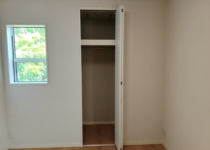 デザイン性を重視しすぎて収納が少なかった！なんてことにならないため、事前に現地で収納の数を確認しておくことをお勧めします。クローゼット以外にも床下収納や屋根裏収納、パントリーなどもチェックしましょう。