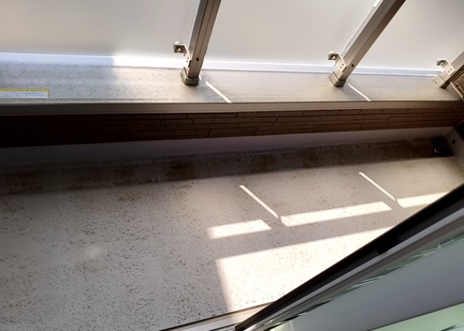 バルコニーは、室外の専用スペースのうち、「屋根がなく開放された空間」であるものを指します。ベランダより広いタイプのものが多く、日当たりもよいため家庭菜園などを楽しみたい人にとって適した環境となります。