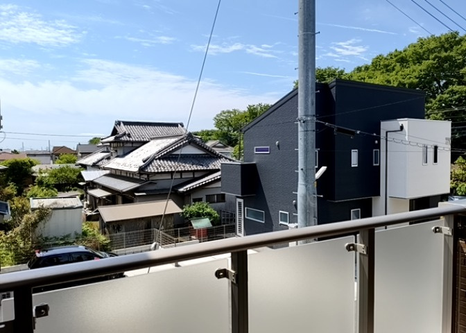 眺望を気にして物件を探す場合、前面に建物が建っていないか現地で確認しましょう！前面に建物があると景色はもちろん、日当たりや風通しにも影響が出てきます。住んだ時のことを想像しながら現地見学をしましょう。