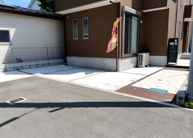 駐車場と明記されていても、最小スペースでつくられた駐車場だと大型車は駐車できなかったり、出入りしにくくなったりする可能性があります。お車のサイズと購入したい物件の駐車場のサイズを現地で確認しましょう。