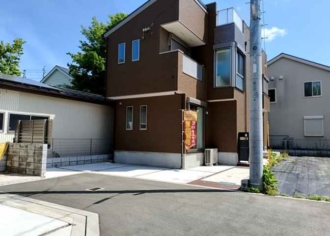 住宅用の土地では前面道路に2m以上接していなければならないと法律で定められています。しかし、お持ちの車のサイズやライフスタイルなどにより、2mでは利便が悪い場合もございますので、事前に確認しましょう。