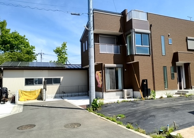 お持ちの車種によっては前面道路が広い方が便利でしょう。しかし、前面道路が広ければその分交通量が多くなるため、騒音などが気になる場合があります。実際に現地を見学し、周辺交通量や騒音などを確認しましょう！