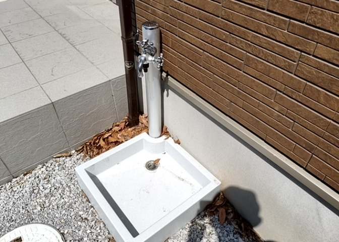 敷地内に散水栓や立水栓があると便利です。水道水を直接利用できるため、水を運ぶ手間を省くことが出来ます。大量の水を必要とする洗車作業や清掃などに役立ちます。その他設備とあわせて、現地でご確認ください。