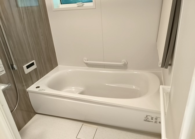 入浴時の快適さも大事なことですが、綺麗な状態を維持できなければ気持ちよく入浴できません。毎日の掃除が楽という点は大事なポイントになります！カビが生えにくく掃除がしやすい、壁や浴槽を選ぶといいでしょう。