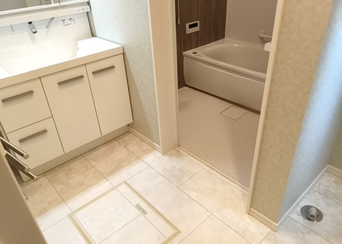 多くの戸建て住宅で見かける洗面脱衣所は、洗面台と洗濯機が2畳ほどのスペースに並べられていて、洗面所が脱衣所を兼ね備えている間取りが一般的です。お客様が利用することもある、パブリックな空間でもあります。