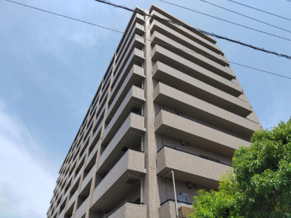 存在感のあるマンション外観。市内中心部へのアクセスも良好◎