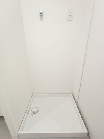 【室内洗濯機置き場】　室内に洗濯機置場を完備。天候に左右されず快適にお洗濯。